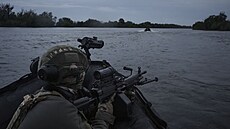 Chersonská oblast. Ukrajintí vojáci se plaví pes Dnpr. (15. íjna 2023)