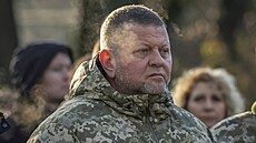 Náčelník ukrajinského generálního štábu Valerij Zalužnyj u pomníku obětí...