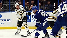David Pastrňák z Bostonu střílí na branku Tampy.