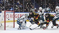 J.T. Miller (9) z Vancouveru dává gól v utkání proti San Jose.