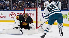 Thatcher Demko v brance Vancouveru chytá pokus Tomáše Hertla ze San Jose.
