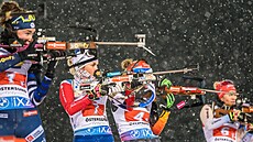 Tereza Voborníková (druhá zleva) pi stelb na prvním úseku tafety v...