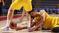 Tomá� Satoranský (vpravo) z Barcelony se sna�í vydolovat mí� v utkání proti...