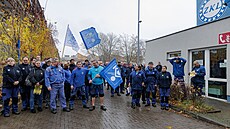 Protestní symbolické shromá�d�ní zam�stnanc� ZKL Brno p�ed branou do areálu...