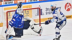 Plzeský branká Samuel Hlavaj zasahuje v zápase na led Komety Brno, ped ním...