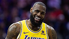 LeBron James z LA Lakers bhem duelu s Philadelphií 76ers.