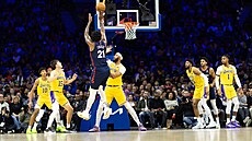 Pivot Philadelphie 76ers Joel Embiid stílí v utkání s LA Lakers.