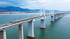 Vlak projíždí přes most Meizhou Bay Bridge v první den provozu vysokorychlostní...