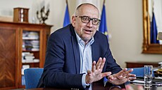 Ministr školství, mládeže a tělovýchovy Mikuláš Bek.