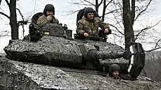 Ukrajintí vojáci kontrolují své obrnné bojové vozidlo pchoty CV90 védské...