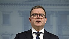 Finský premiér Petteri Orpo hovoí na tiskové konferenci v Helsinkách. (28....