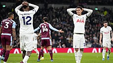 Fotbalisté Tottenhamu zklamaní po inkasovaném gólu od Aston Villy.