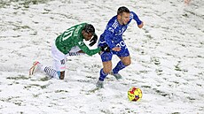 Olomoucký Juraj Chvátal se snaí uniknout karvinskému Papalelému.