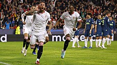 Sergio Ramos v dresu Sevilly se raduje po vstelení gólu proti PSV.