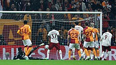 Branká Manchesteru United André Onana inkasuje gól v zápase proti Galatasarayi.