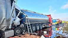 Nehoda nákladního auta a cisterny na D2 p�ed Brnem