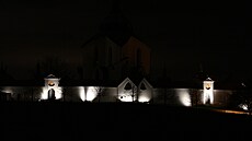 Po obvodu svítí 40 nových LED svítidel.