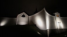 Zatímco farnost opravuje stavbu, m�sto nechalo ud�lat nový vn�j�í okruh...