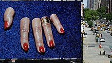 Perfektní manikra, jen prsty jsou useklé. Cattelanv billboard v New Yorku,...