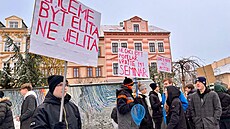 Studenti litvínovského gymnázia vyrazili v rámci stávky na pochod mstem. (27....