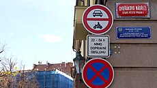 Noní zákaz v centru vydrel jen den. Znaky se pekrtnou, rozhodla Praha