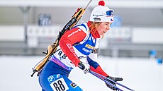 Tereza Vinklárková odjíždí ze střelnice během vytrvalostního závodu v Östersundu