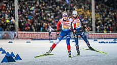 Markéta Davidová (vlevo) na trati smíšené štafety v Östersunudu