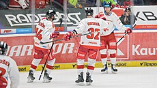 Olomoučtí hokejisté se radují z gólu Karla Pláška (vpravo).