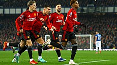 Fotbalisté Manchesteru United se radují z gólu, který vstelil Alejandro...