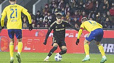 Spar�anský k�ídelník Veljko Birman�evi� se sna�í s mí�em dostat p�es Antonína...