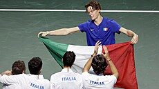 Italský tenista Jannik Sinner se svým týmem slaví vítzství v Davis Cupu.