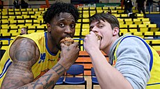 Ústecký basketbalista Lamb Autrey si dává muffin s fanoukem, který mu ho...