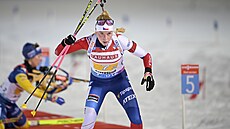 Markéta Davidová odjí�dí ze st�elnice b�hem smí�ené �tafety v Östersundu.