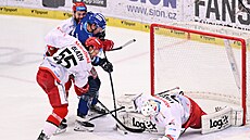 Jan Luká� se sna�í ukrýt kotou� p�ed dotírajícím Jakubem Babkou.