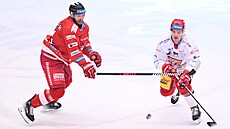 Olomoucký obránce Dalibor ezníek se snaí udret krok s hradeckým forvardem...