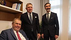 Bývalý prezident Milo� Zeman a slovenský premiér Robert Fico v kancelá�i v...