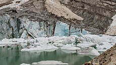 Kusy ledu plavou v lagun, která nedávno vznikla v soutsce Paccharuri. Tato...