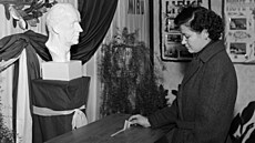 Věra Čepelová u volbách do Národního shromáždění 28. listopadu 1954 v Lidicích.