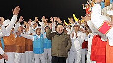 Na snímku je severokorejský vdce Kim ong-un pi startu vojenské pionání...