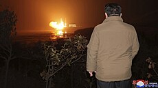 Na snímku sleduje severokorejský vůdce Kim Čong-un start rakety z odpalovacího...