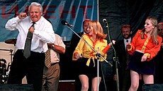 Ruský prezident Boris Jelcin taní na koncert v Rostov bhem své kampan za...