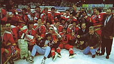 Hokejisté Sparty slaví zisk mistrovského titulu ze sezony 1992/93.