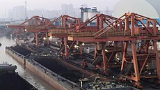 Lodě naložené uhlím plující po úseku Velkého kanálu ve městě Jang-čou (21....