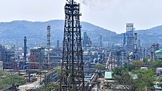 Rafinerie ropy v Guwahati, kterou provozuje společnost Indian Oil Corporation....