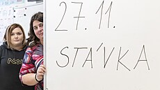 Do stávky se zapojí také uitelky Ivana Sluková (v erném) a Zuzana Holemá z...