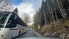 Pro sypa�e a autobusy je opravená silnice na �erlich úzká