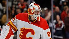 Brankář Calgary Dan Vladař během zápasu proti Coloradu.
