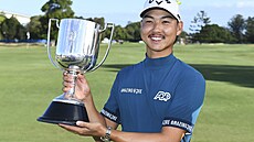 Australský golfista Min Woo Lee pózuje s trofejí po vítzství na turnaji v...