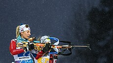 Lucie Charvátová na stelnici bhem enské tafety v Östersundu.