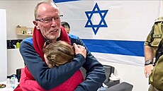 Otec unesené izraelské dívky Emily Handové Thomas se vítá s dcerou poté, co ji...